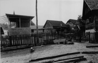Hrastovica (Petrinja) - Stara drvena i nova zidana kuća s go
