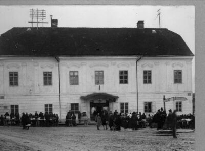 Hrvatska Kostajnica - Barokna kuća na dnu glavne ulice