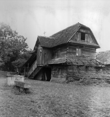 Gornja Letina (Sunja) - Dvorišno pročelje katnice građene kr