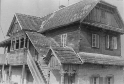 Pešćenica (Lekenik) - Novija podzidana katnica s uklesanim u