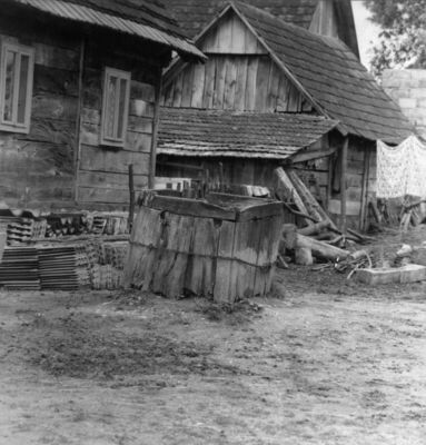 Krivaj Sunjski (Sunja) - Bunar uz kuću kbr. 30 s krunom od h