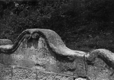 Hrvatska Kostajnica - Česma, završni dio s natpisom i godino