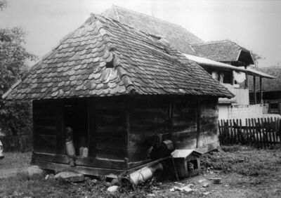Donja Stupnica (Dvor na Uni) - Ambar unutar okućnice Radmana